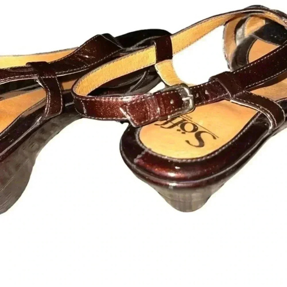 SOFfT burgundy patent leather sandals. - Picture 7 of 7